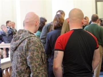 Jugendliche Zuhörer im April 2008 im Prozess gegen die Neonazi-Gruppe «Sturm 34» im Landgericht Dresden.