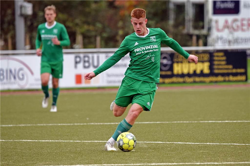 Julian Kortstegge schießt das Tor des Monats: TSV Raesfeld klettert weiter Julian Kortstegge am Ball