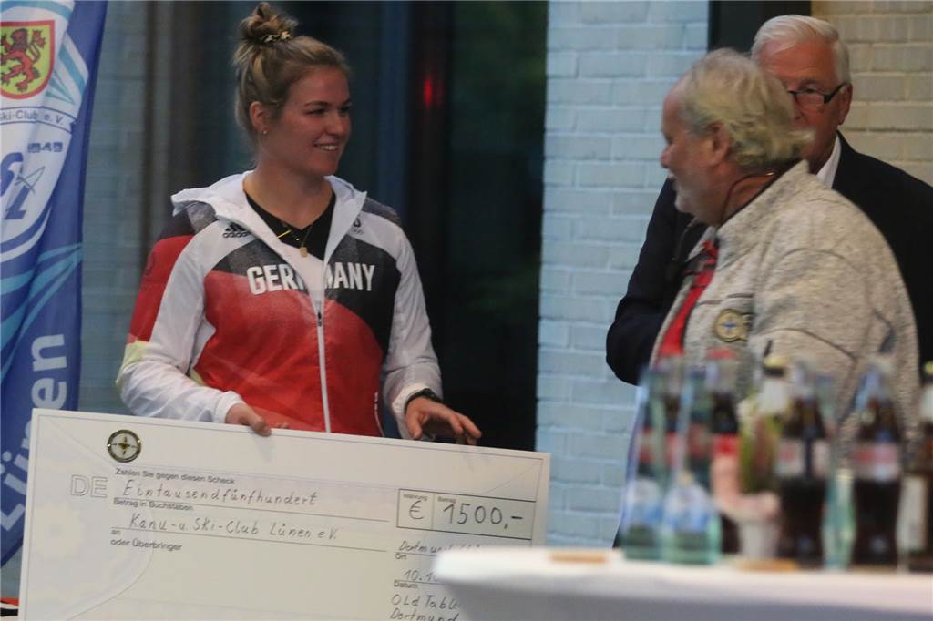 Jule Hake für Medaillengewinne geehrt: „Aufgeregter als vor Rennen“ Jule Hake dankte auch den anwesenden Sponsoren.