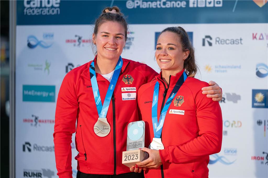 Nach zwei Medaillen bei WM: Jule Hake schon jetzt in Paris Jule Hake (l.) und Paulina Paszek präsentieren bei der Siegerehrung ihre Silbermedaillen.