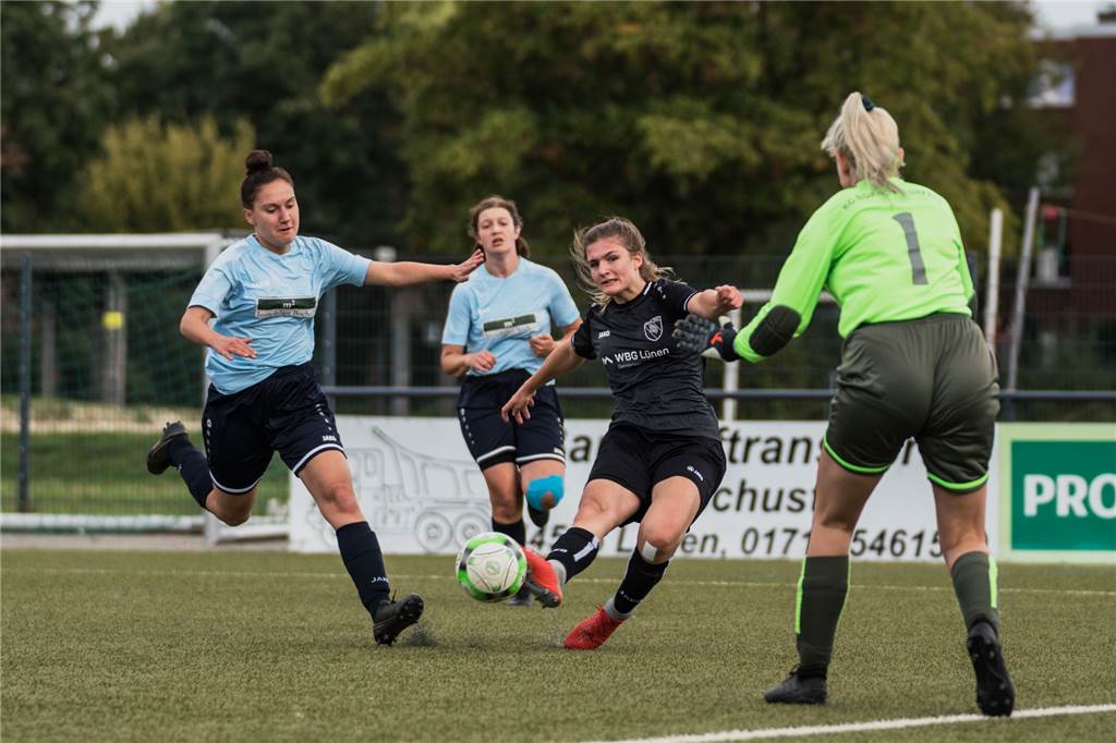 Borks Frauen starten in Bezirksliga-Saison: Karriereende statt Comeback für PSV-Topstürmerin Jule Kieslich (2.v.r.) hätte beinahe ihr PSV-Comeback gefeiert.