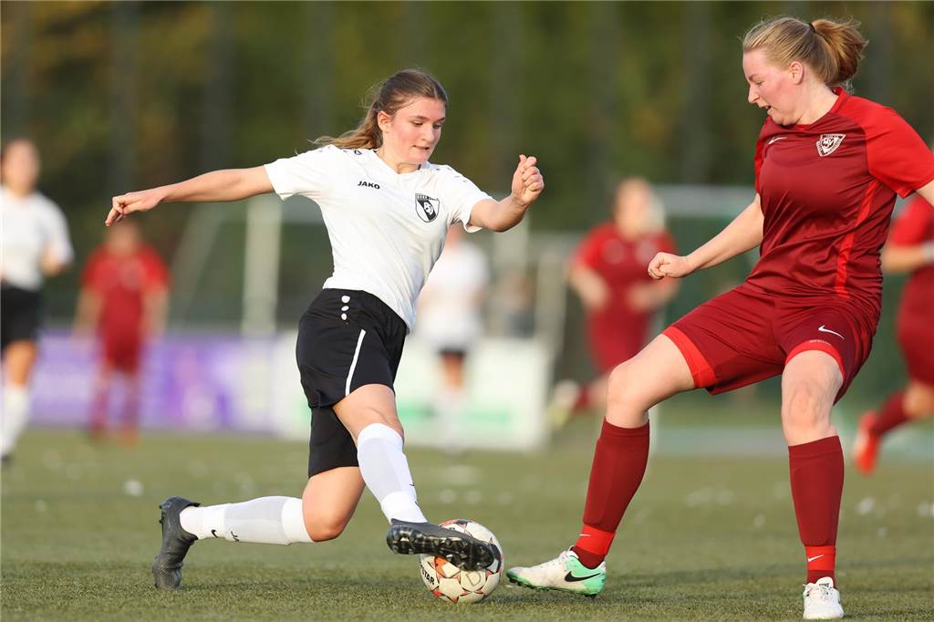 SV Herbern und PSV Bork starten in die Rückrunde: Auf der Suche nach Kontinuität Jule Kieslich, Spielerin des PSV Bork, im Zweikampf