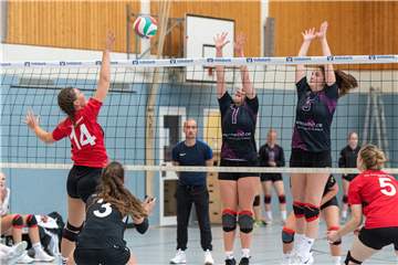 Jule Lösing (M.), hier im Block mit Annika Dresemann, hatte gewichtigen Anteil am ersten Saisonsieg des VfL Ahaus. 