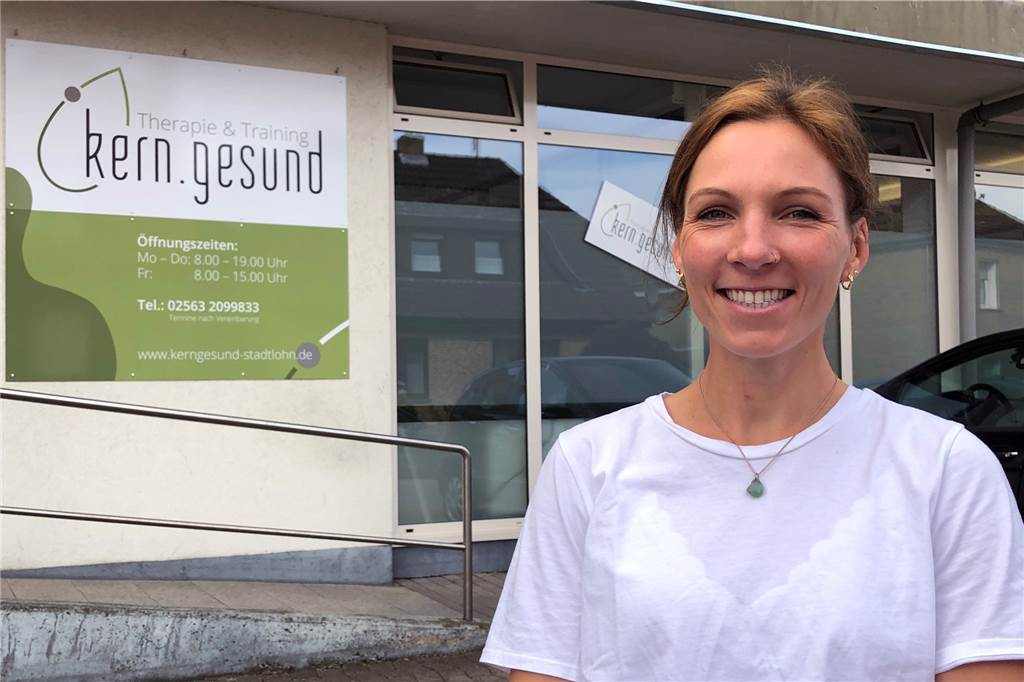 Jule Potthoff und Jeevan Mathai gründen neues Zentrum für Physiotherapie Jule Potthoff vor den neuen Räumen von „kern.gesund“ an der Vredener Straße 37-39