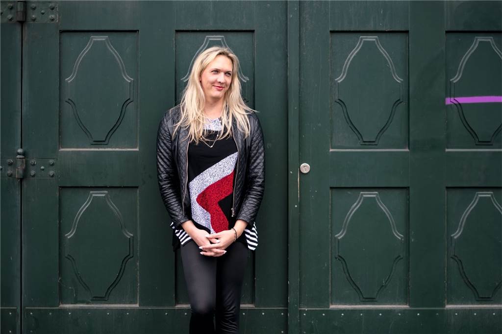 Queer und gleichzeitig religiös: Ausstellung in Dorsten zeigt Porträts Julia aus Koblenz