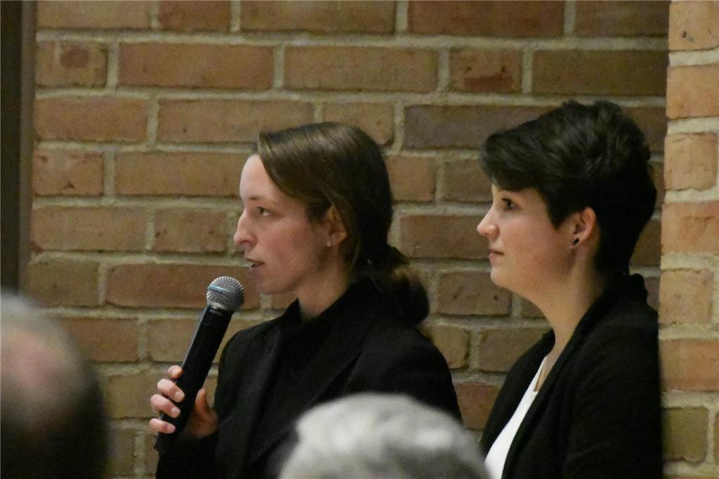 Julia Bramkamp (l.) und Britta Purfürst stellten die Klimaschutz- und Mobilitätsmaßnahmen vor.