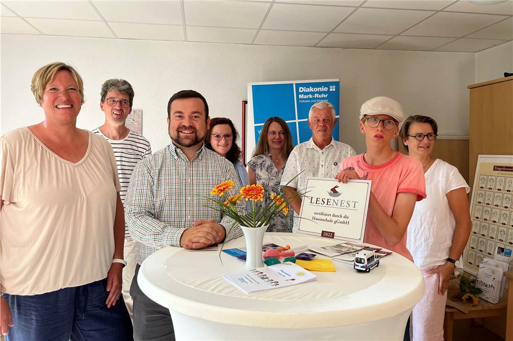 Besonderes Angebot der Diakonie Mark-Ruhr eröffnet erstmals in Schwerte Julia Brand (Fachbereichsleiterin), Dimitrios Axourgos (Bürgermeister), Christina Grenzmann (Koordinatorin), Felix (Schüler) und Beteiligte des Lesenests