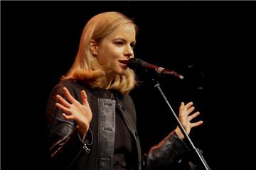 Julia Engelmann trat am Samstagabend im ausverkauften Fritz-Henßler-Haus aus.