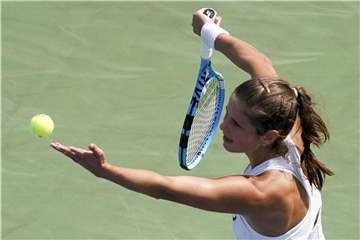 Julia Görges beim Aufschlag. Foto: John Minchillo/AP
