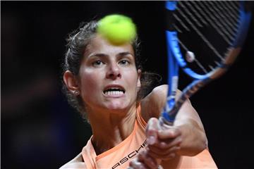 Julia Görges spielt den Ball. Foto: Marijan Murat
