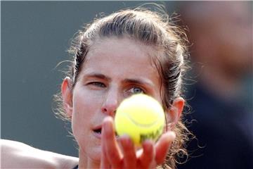 Julia Görges steht nach ihrem Erstrundenerfolg im Achtelfinale des WTA-Turniers in Birmingham. Foto: Christophe Ena/AP