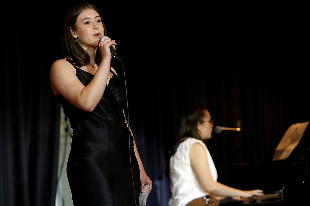 Julia Graf und Carolin Seidel sangen live einen Song von Miley Cyrus.