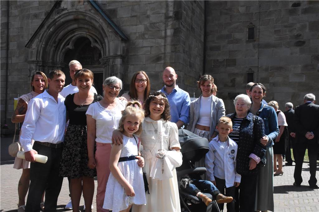 Das Frühlings-Open-Air in Legden: Sonntagsausflug für Groß und Klein Julia Gründel(10) und viele weitere haben am Sonntag vor der Kirche ihre Erstkommunion gefeiert.