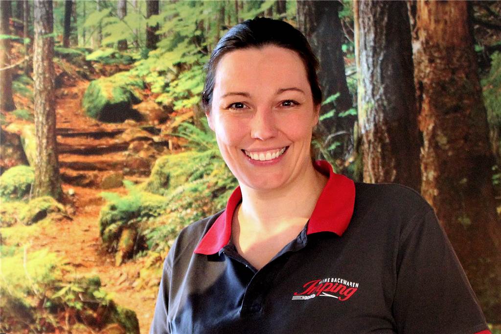 Backwaren bleiben in Haltern weiterhin insektenfrei Bäckermeisterin Julia Imping vor einer Fototapete.