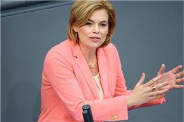 Julia Klöckner (CDU), Mministerin für Ernährung und Landwirtschaft, spricht bei der Plenarsitzung im Deutschen Bundestag. Foto: Gregor Fischer