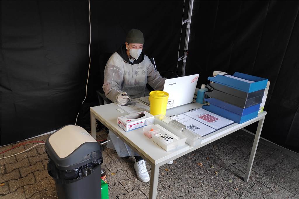 Neues Testzentrum am Solebad in Werne: Betreiber zieht erste Bilanz Julia Komar nimmt die Abstriche für die Schnelltests.