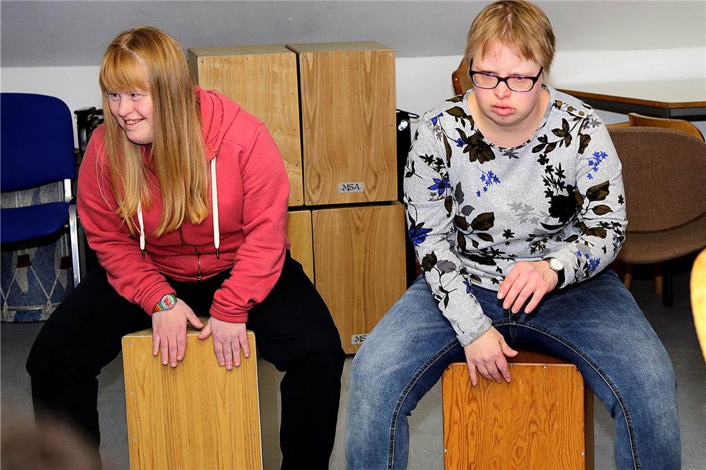 Die „Lossa Gang“ rockt das Trigon beim ersten öffentlichen Auftritt Julia (l.) und Paztrizia zeigen vollen Einsatz am Cajon.