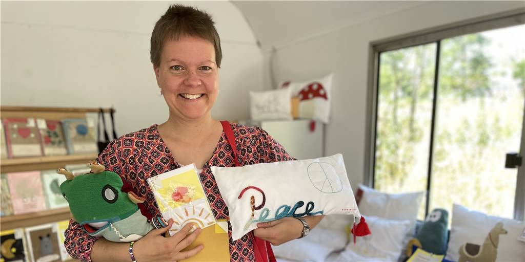 Großes Shopping-Vergnügen in Dortmund: Mini-Markt auf Gut Königsmühle Julia Lechtape (41) zeigt einige Artikel der Produktlinien "Distelrevier" und "Distelwiese".