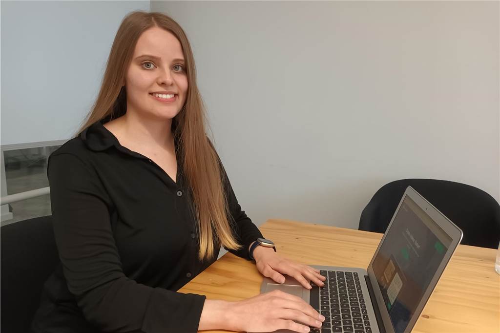 Alles digital: Gegen das Lampenfieber vor der Kamera hilft ein Avatar Julia Leduc ist Wirtschaftsinformatikerin und hat sich vor der Gründung des Startups Anymate Me gefragt, ob man nicht mittels Künstlicher Intelligenz (KI) Menschen helfen kann, die vor einer Kamera sprechen müssen, dies aber gar nicht gerne tun.