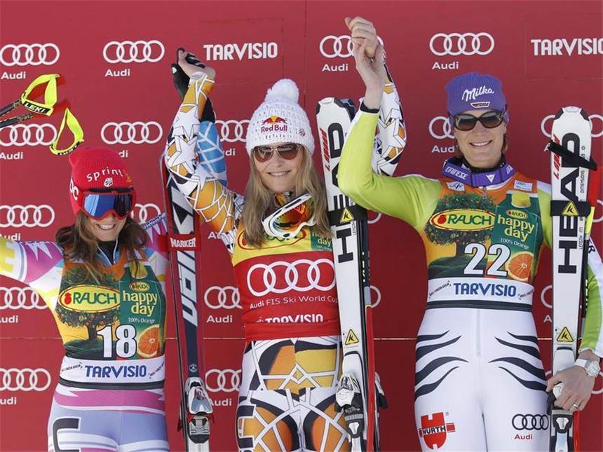 Vonn im Kugel-Jubel - Gewinnt Riesch am Ende? Julia Mancuso (l), Lindsey Vonn (M) und Maria Riesch bei der Slalom-Siegerehrung in Tarvisio.
