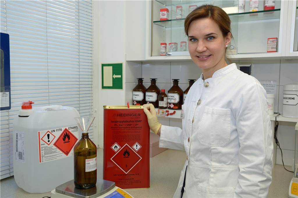 Coronavirus hat Folgen für Apotheken: Hamsterkäufe und selbst hergestellte Desinfektionsmittel Julia Matlachowsky, Leiterin der Apotheken am Solebad und am Steinhaus, zeigt die Inhaltsstoffe Ethanol und Isopropanol, die man für die Herstellung von Desinfektionsmittel benötigt.