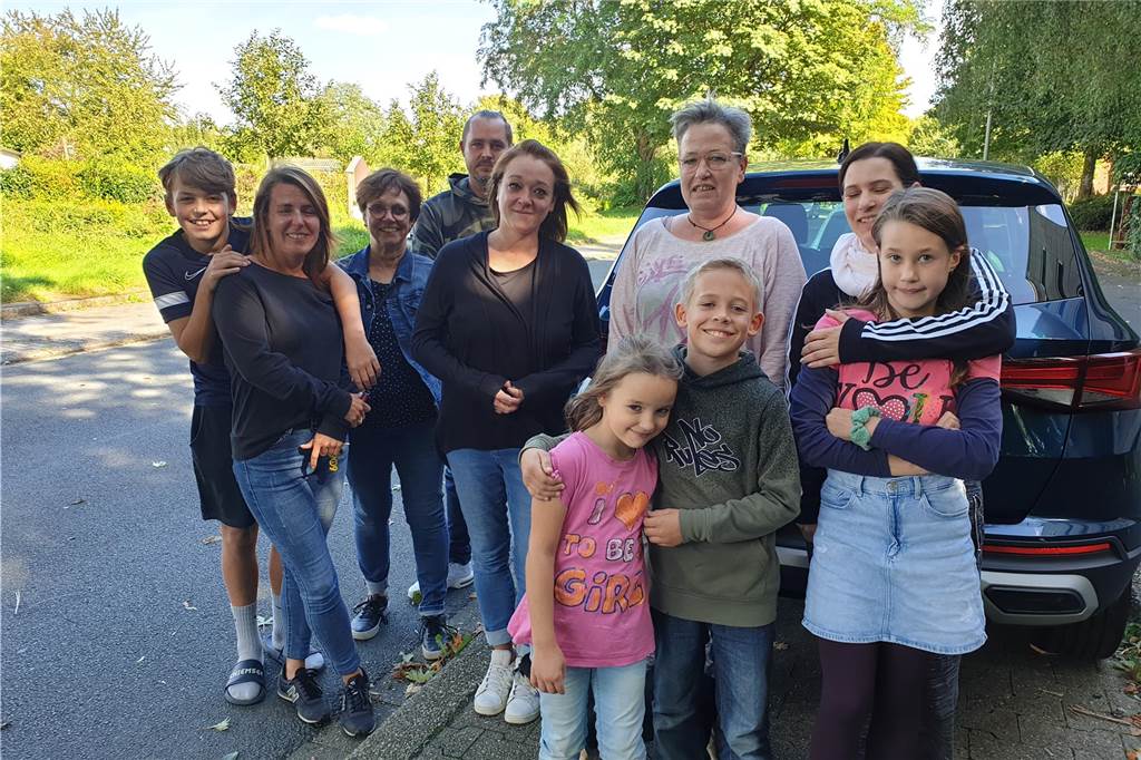 Anwohner beklagen rasende Autofahrer: „Es geht um unsere Kinder“ Julia Rebbe und Heike Böhn (v.l.n.r. in der Mitte) fordern mit ihren Nachbarn ein Tempolimit und Sicherheit