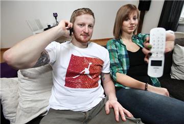 Julia Roskamp und Jakob Stachula halten ihr Telefon vergeblich ans Ohr. Es ist seit zwei Monaten tot.