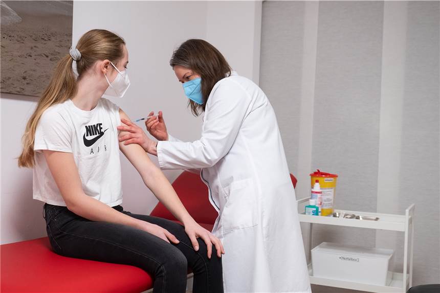 Gesetzentwurf für Corona-Impfpflicht ab 18 liegt vor Julia Sachse impft in ihrer Apotheke eine Schülerin mit dem Impfstoff von Biontech gegen das Coronavirus. Gibt es bald die Impfpflicht für Menschen ab 18 Jahren in Deutschland?