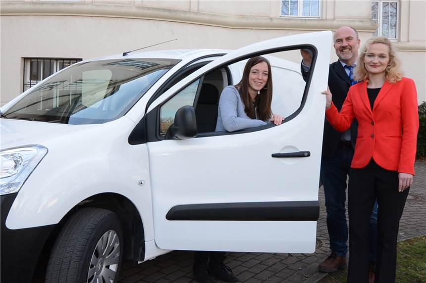 Stadt beschreitet mit dem elektrischen Hausmeisterwagen Neuland Julia Schmidt (l.), Stephan Schwager und Verena Ginter stellen das erste elektrisch angetriebene Dienstfahrzeug vor. Weitere sollen folgen.