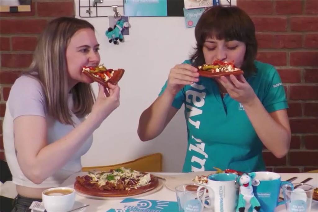 Julia Segantini (li.) und Nora Varga testen einen Geheimtipp auf Castrop kocht über 2023.
