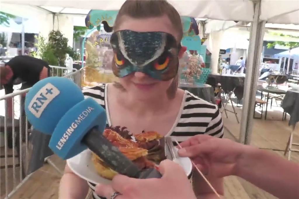 Das Ckü-Studio: Bettel-Tour, Bier-Rennen und Burger-Alternative Julia Segantini musste mit einer Maske auf den Augen unterscheiden: Welcher Burger, der auf Castrop kocht über gekauft wurde, ist vegan und welcher mit Fleisch? Hat sie es erraten?