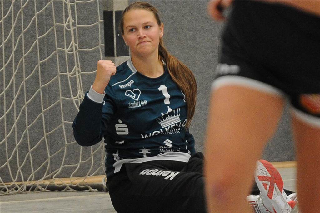 Eine Handballtorhüterin ballt im Sitzen die Faust.