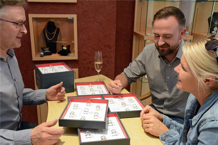 Schöne Trauringe für das ganze Leben Julia und Christoph suchen sich Ringe aus.