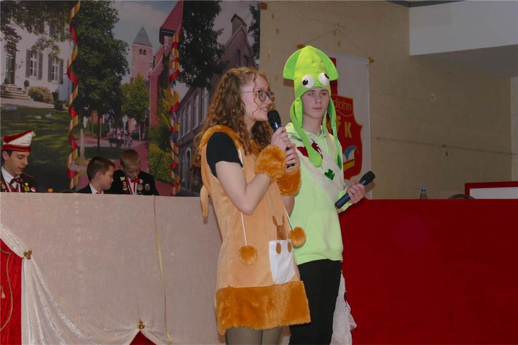 Julia Vogel und Aaron Wansing als Moderatoren beim Kinderbüttnachmittag des KFK Rot-Weiß Südllohn.