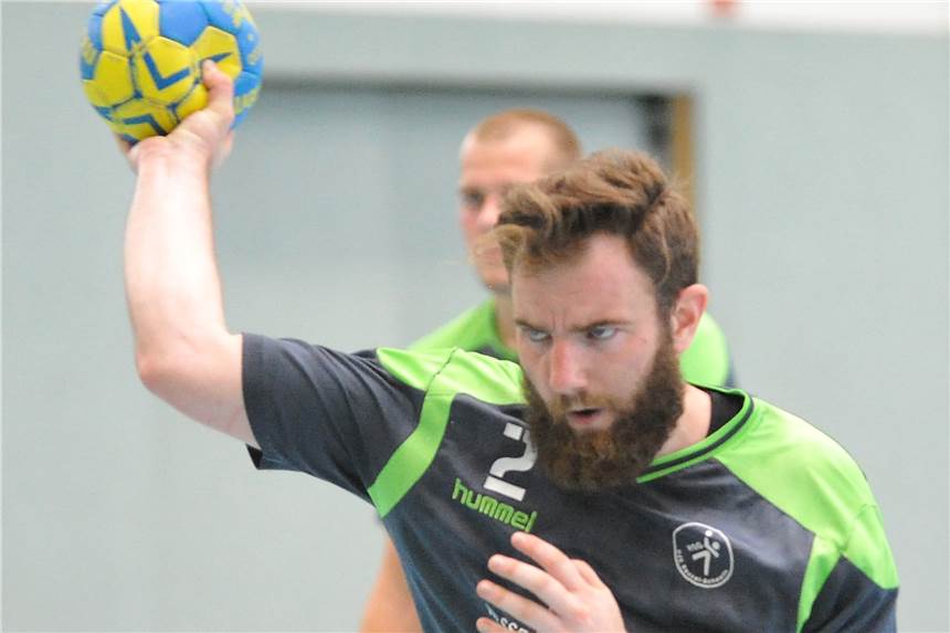 Verhaltener HSG-Jubel nach Sieg in Gladbeck Julian Barth (am Ball) , hier im Spiel gegen den Bochumer HC, hat sich in Gladbeck wohl einen Trümmerbruch in der Mittelhand zugezogen.Foto Engel (A)