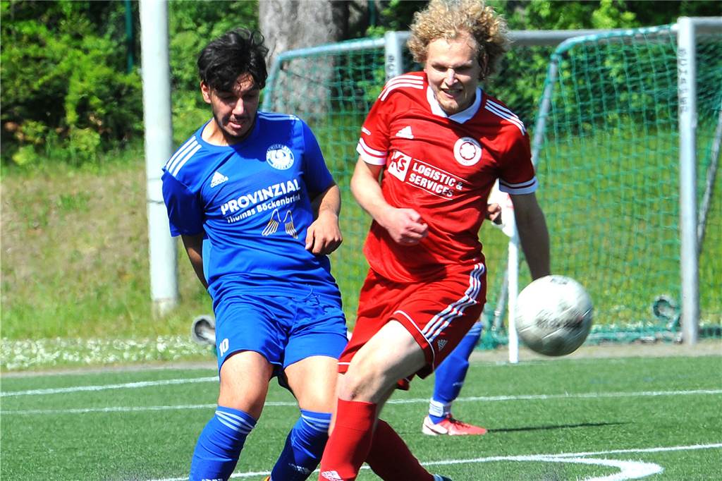 Die „Mutter aller Schwerter Derbys“: VfL braucht noch einen Punkt, der ETuS/DJK will mehr Julian Boethin (re.), hier gegen Holzwickede am vergangenen Sonntag, ist mit dem Geisecker SV beim Tabellenführer zu Gast.