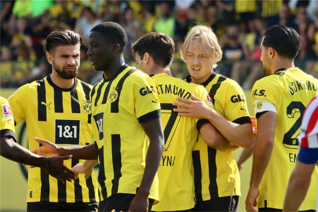 1:1 beim Wiedersehen mit Sahin: Zwei BVB-Profis geben ihr Comeback Julian Brandt erzielt die Führung für Borussia Dortmund und feiert mit den Teamkollegen.