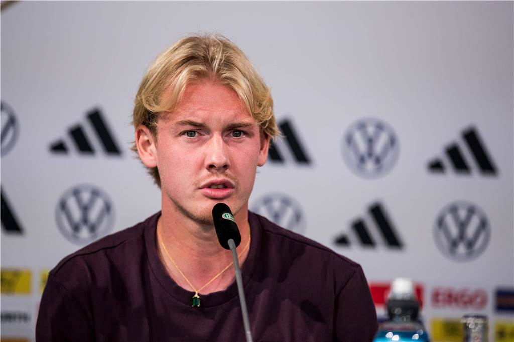 Exklusiv: Julian Brandt spricht Klartext: „Wenn die Südtribüne so laut pfeift, stimmt etwas nicht“ Julian Brandt spricht auf der DFB-Pressekonferenz.