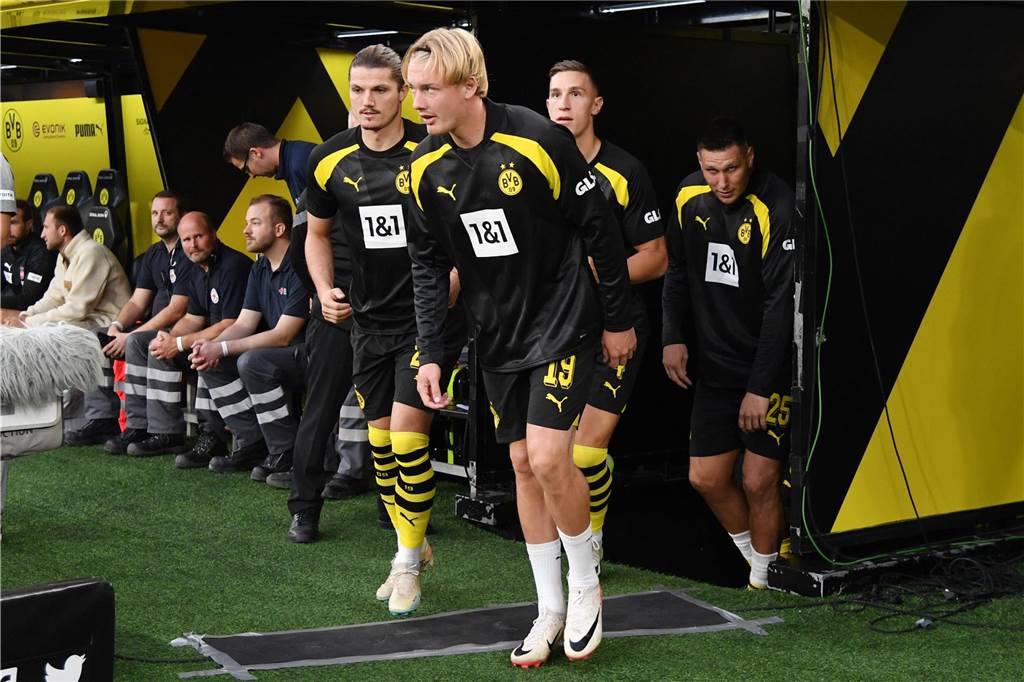 Exklusiv: Julian Brandt spricht Klartext: „Wenn die Südtribüne so laut pfeift, stimmt etwas nicht“ Julian Brandt geht auf den Rasen.