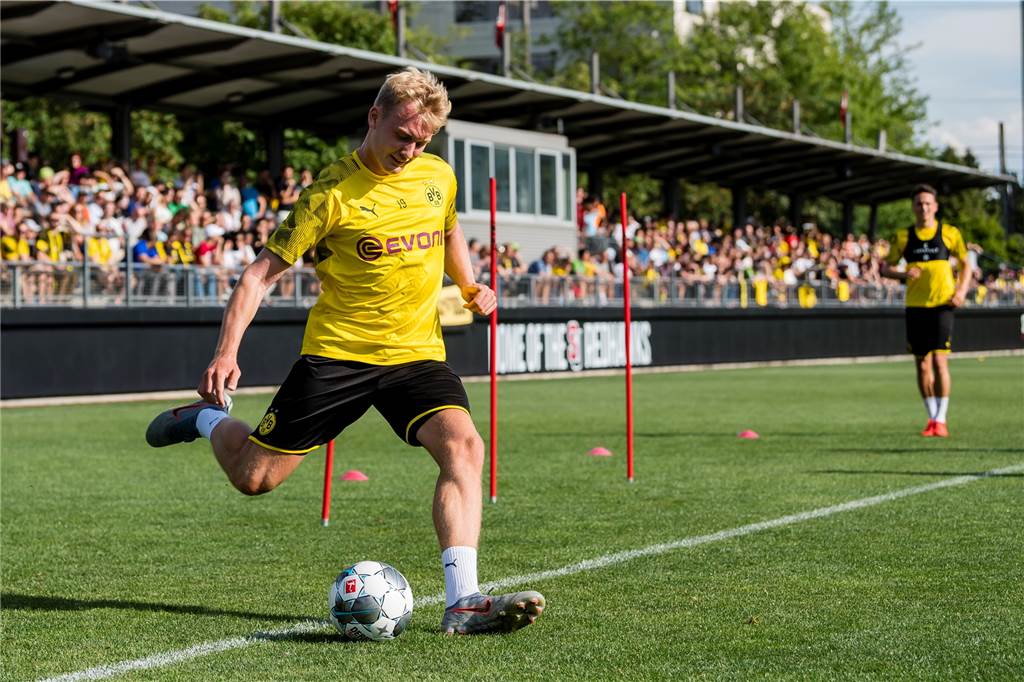 Neuzugang Hazard als Stürmer? Das sagt BVB-Trainer Lucien Favre Julian Brandt kann sowohl im zentralen Mittelfeld als auch auf den Außenposition spielen.