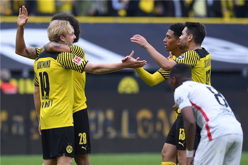 BVB-Matchwinner Julian Brandt: „Habe mich sogar noch ein bisschen geärgert“ Julian Brandt (l.) erzielte das Siegtor für den BVB gegen Augsburg.