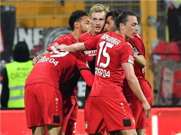Julian Brandt (M) traf zum 1:0 für die Leverkusener. Foto: Uwe Anspach