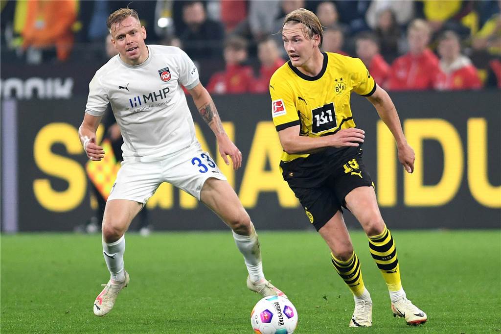 Exklusiv: Julian Brandt spricht Klartext: „Wenn die Südtribüne so laut pfeift, stimmt etwas nicht“ Julian Brandt dribbelt den Ball.