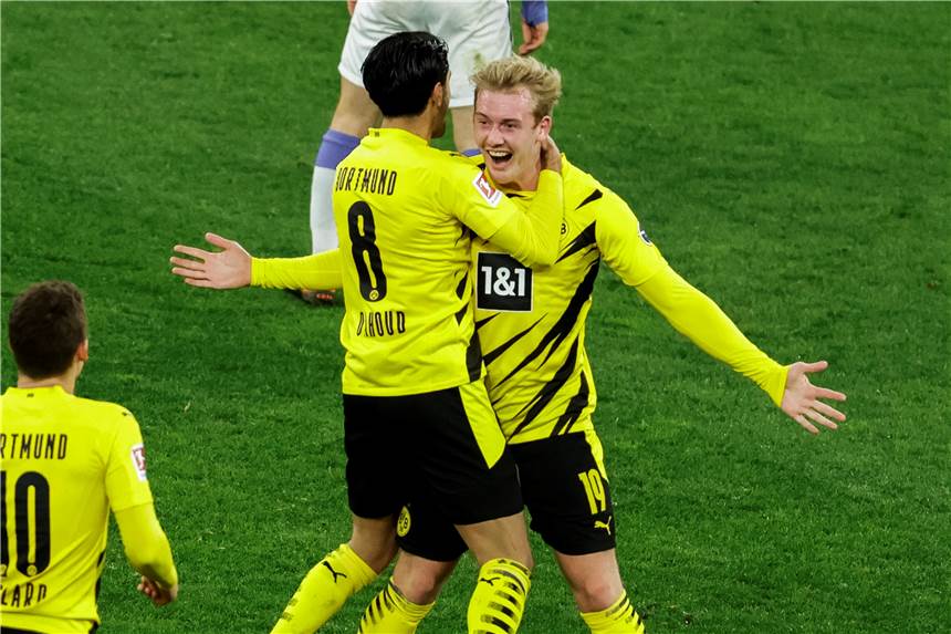 Brandt über seinen BVB-Treffer: „Ich habe mich etwas erschrocken“ Julian Brandt (r.) bejubelt mit Mahmoud Dahoud seinen Treffer gegen Berlin.