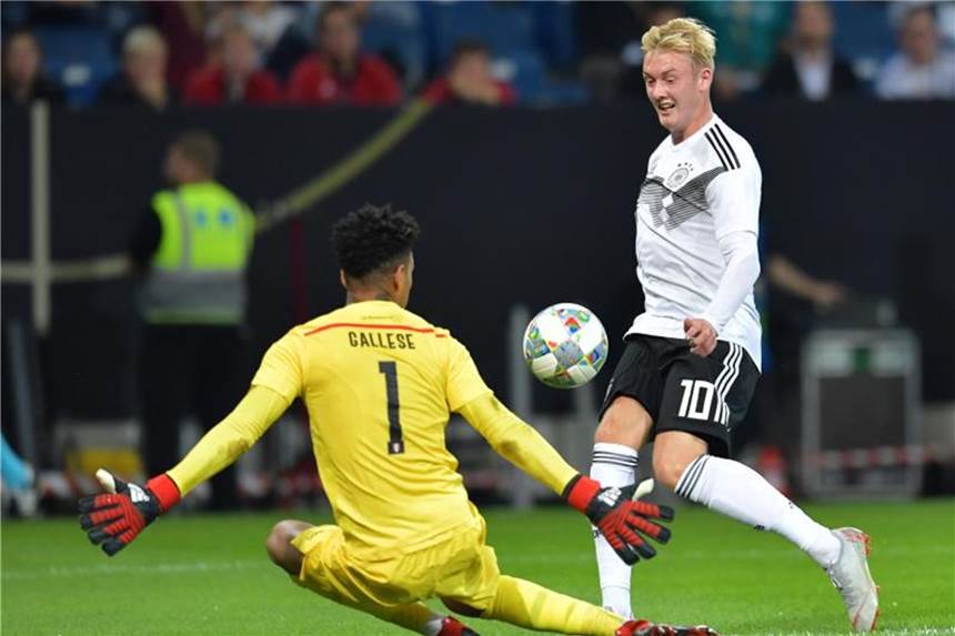 Nationalmannschaft vorn - „Tatort“ trotzdem stark Julian Brandt (r) schießt am peruanischen Torwart Pedro Gallese vorbei das 1:1. Foto: Uwe Anspach