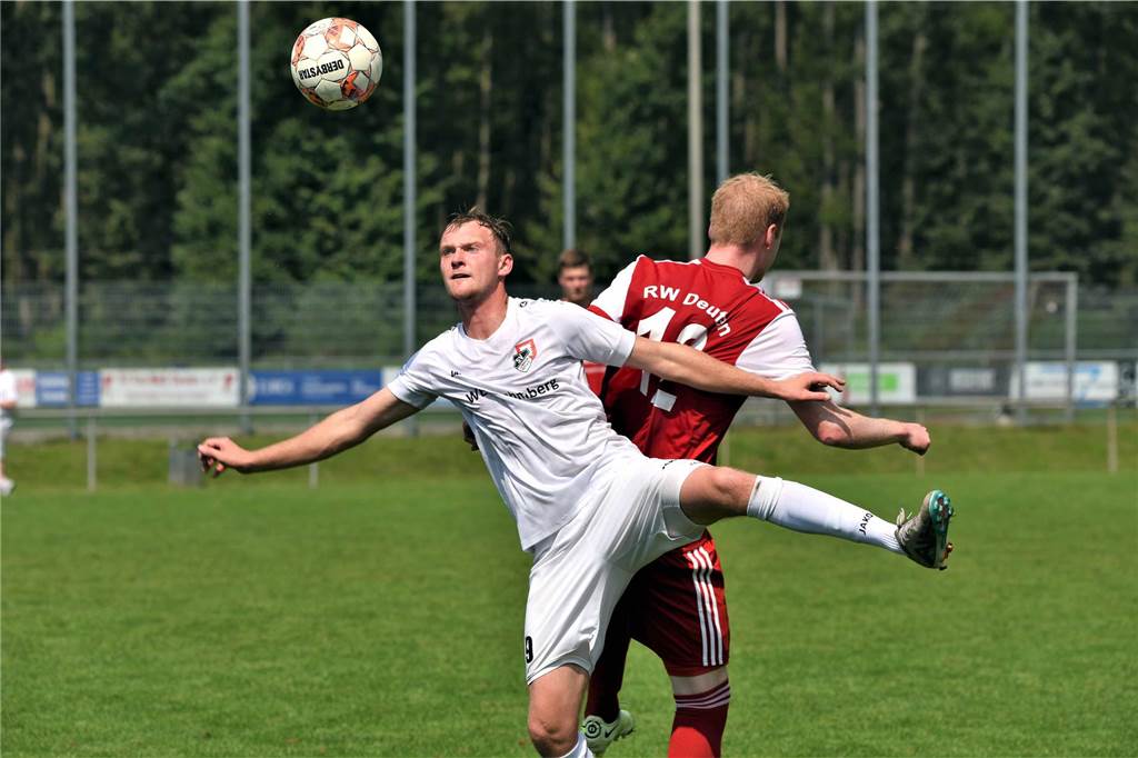 Unglaubliches Pech: Tom Springenberg vom SV Lembeck droht die nächste lange Pause Julian Brun im Zweikampf