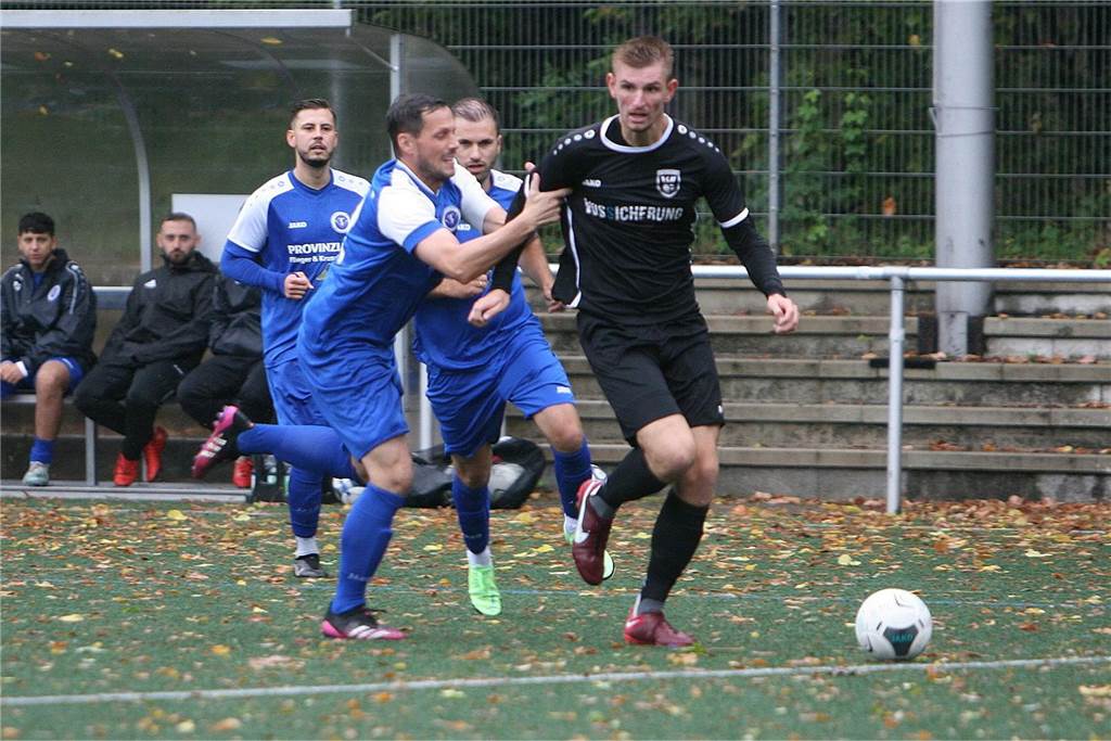 Der SV Altendorf rüstet auf: Drei namhafte Neue stehen schon fest Julian Burkowski am Ball