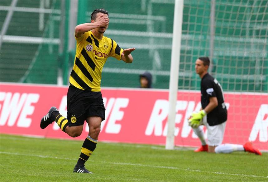 BVB II verkürzt den Rückstand auf vier Punkte Julian Derstroff bejubelt seinen Treffer zum 2:0.