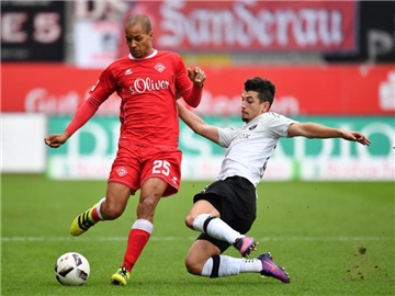 Julian Derstroff vom SV Sandhausen (r) versucht dem Würzburger David Pisot den Ball abzunehmen. Foto: Uwe Anspach