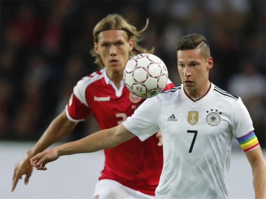 Draxlers Regenbogen-Zeichen Julian Draxler führte die DFB-Elf als Kapitän auf das Feld.